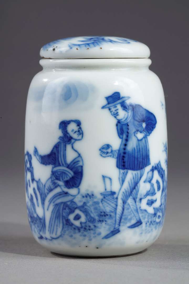 Very rare snuff bottle in blue white porcelain